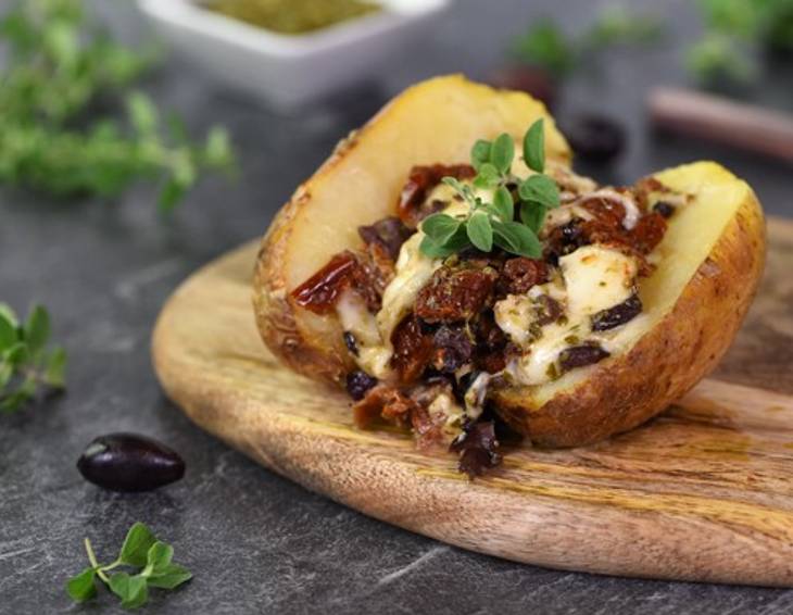 Ofenkartoffeln mit getrockneten Tomaten, Mozzarella und Oliven