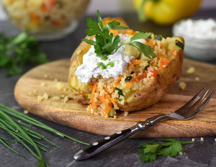 Ofenkartoffeln mit Gemüse-Couscous und Kräutertopfen