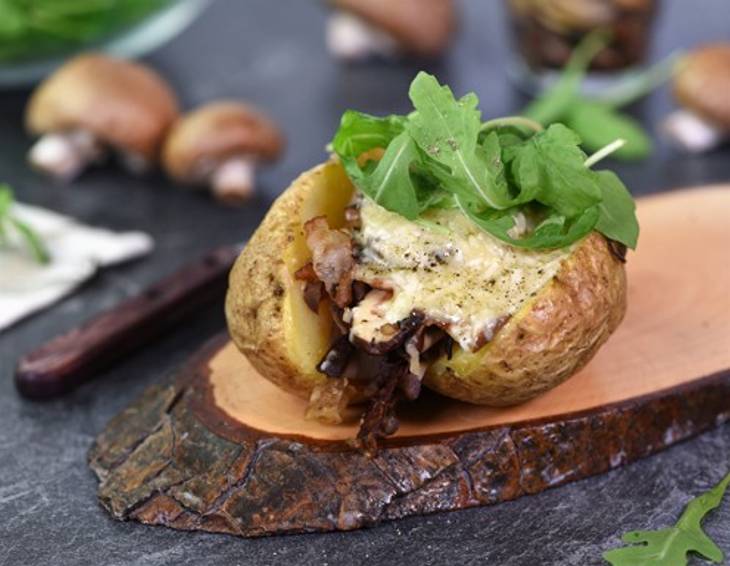 Ofenkartoffeln mit Speck, Champignons und Rucola