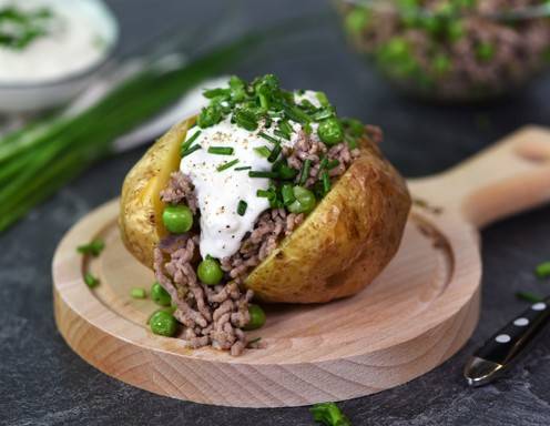 Ofenkartoffel mit Faschiertem Erbsen und Sauerrahm 