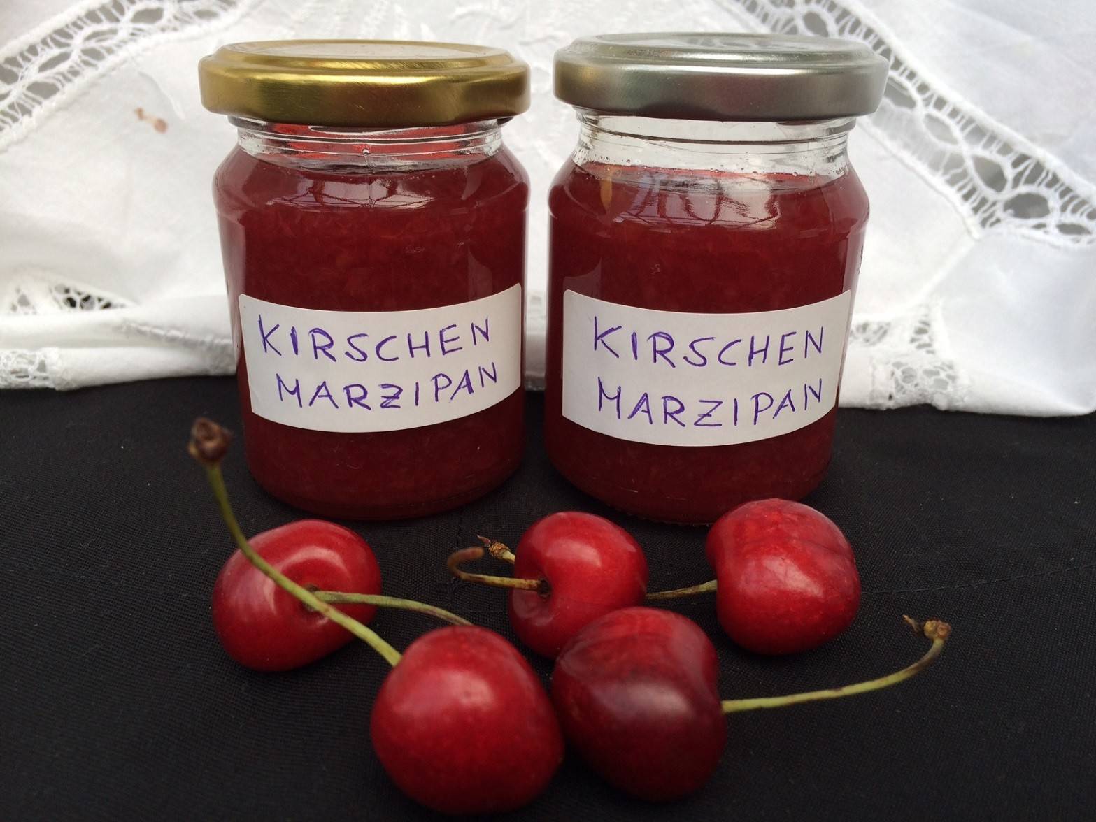 Kirschenmarmelade mit Marzipan