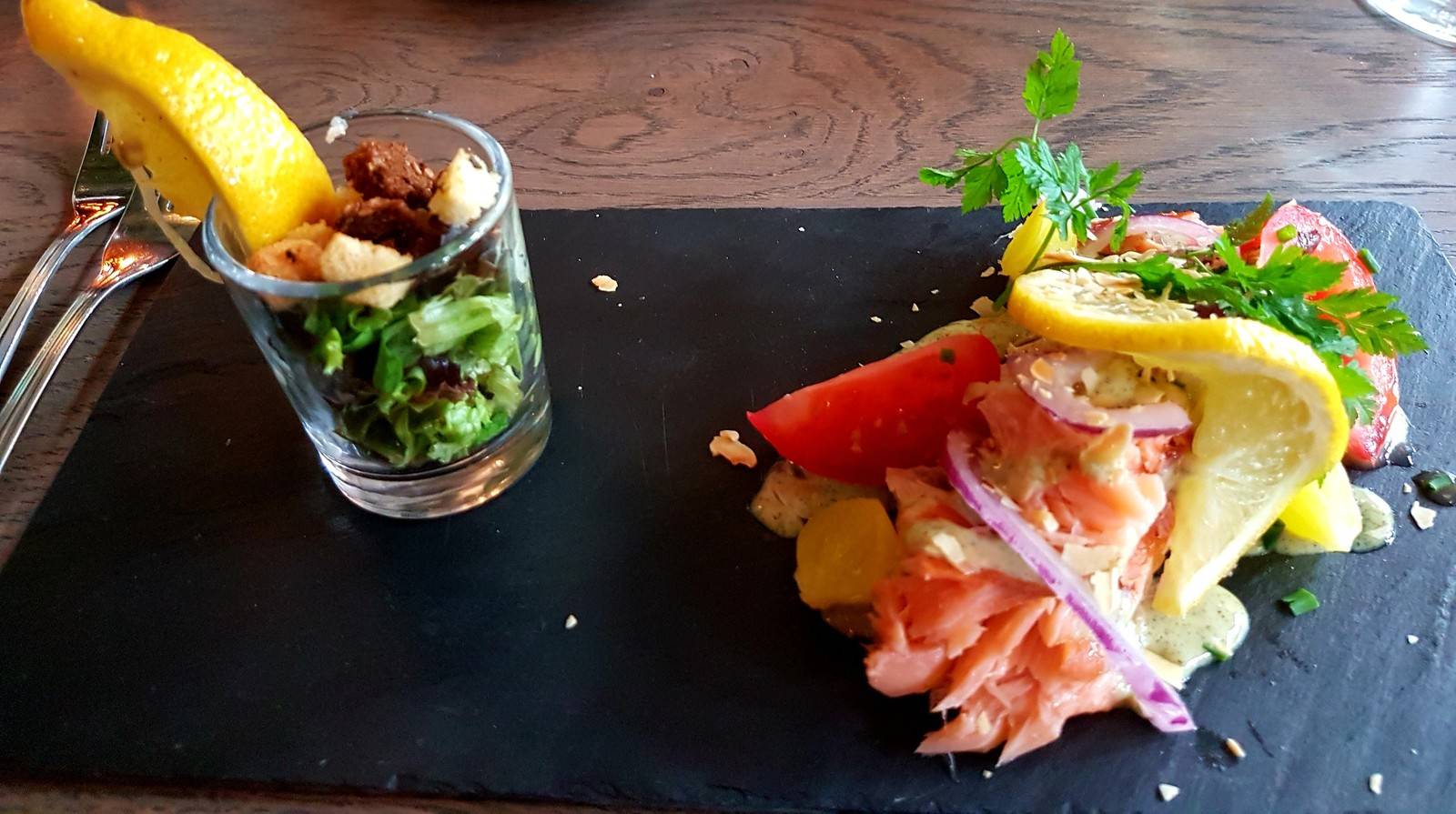 Geräucherter Lachs mit Kressesauce Rezept - ichkoche.de Geräucherter Lachs mit Kressesauce Rezept - ichkoche.de