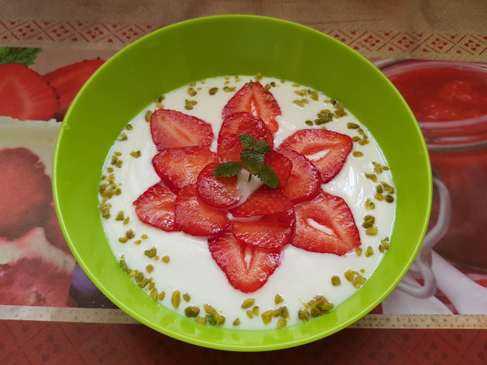 Joghurtsuppe mit Erdbeeren und Pistazien