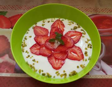 Joghurtsuppe mit Erdbeeren und Pistazien