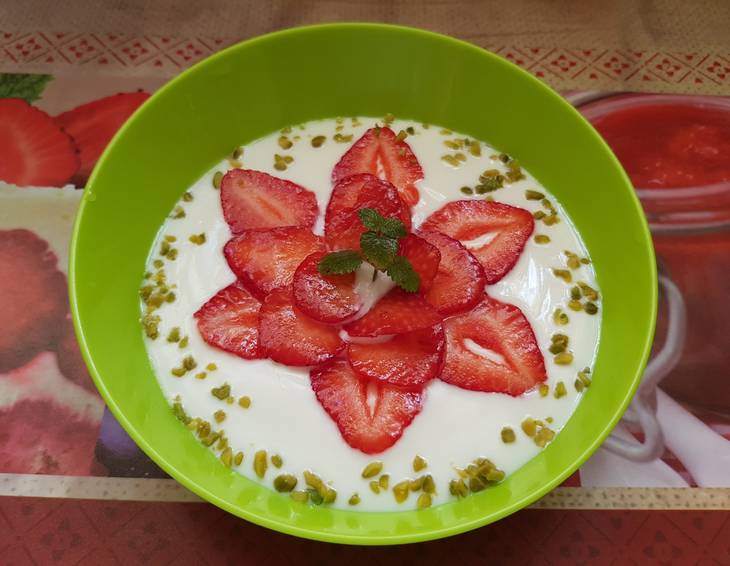 Joghurtsuppe mit Erdbeeren und Pistazien