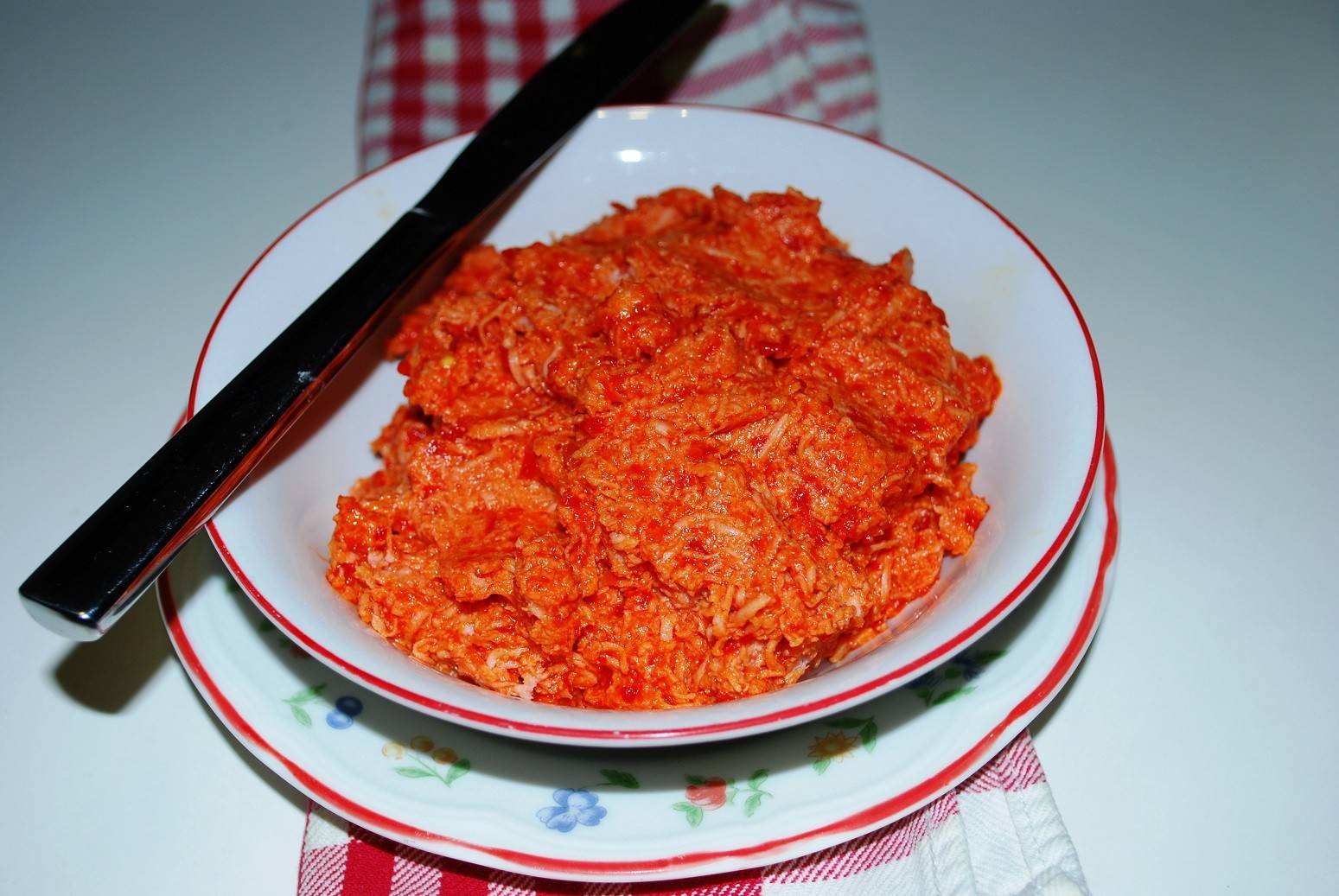 Pikanter Brotaufstrich Rezept - ichkoche.de Pikanter Brotaufstrich Rezept - ichkoche.de