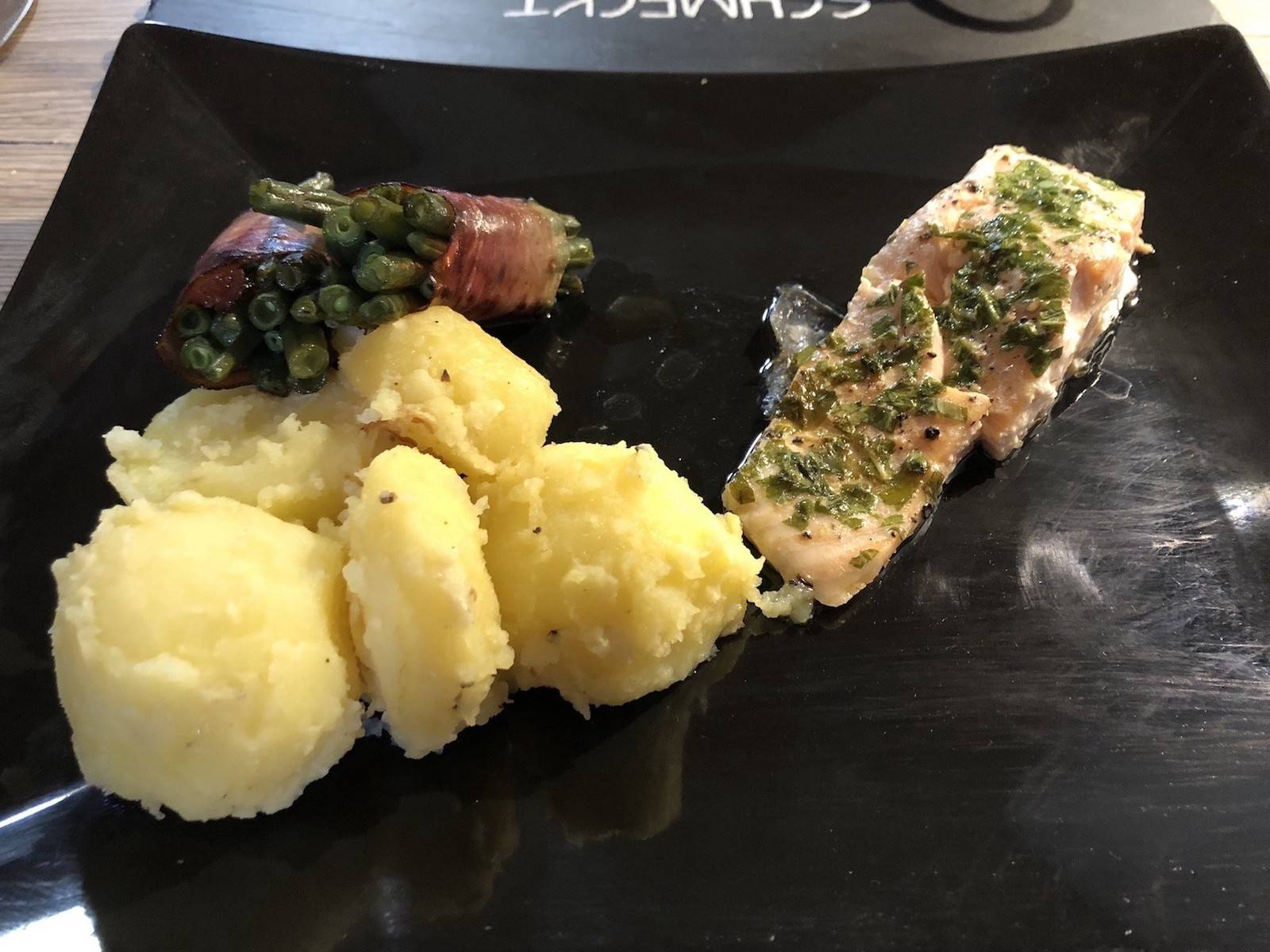 Lachsfilet mit Fisolen im Speckmantel