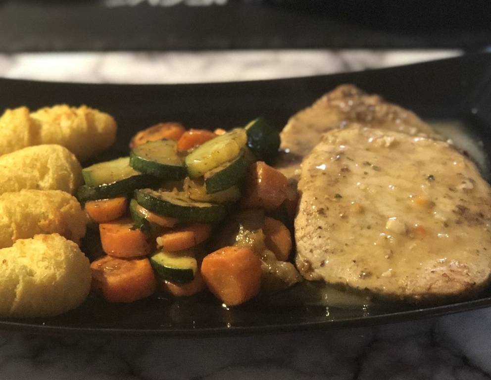 Schweinskotelettes mit Kroketten und Gemüse Schweinskotelettes mit Kroketten und Gemüse