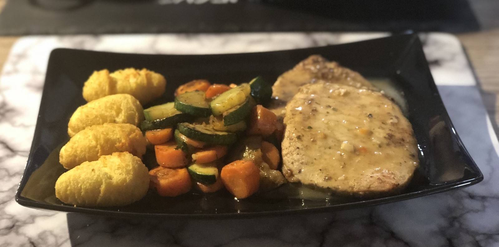 Schweinskotelettes mit Kroketten und Gemüse Rezept - ichkoche.de Schweinskotelettes mit Kroketten und Gemüse Rezept - ichkoche.de