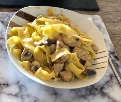 Bandnudeln in Champignonsauce