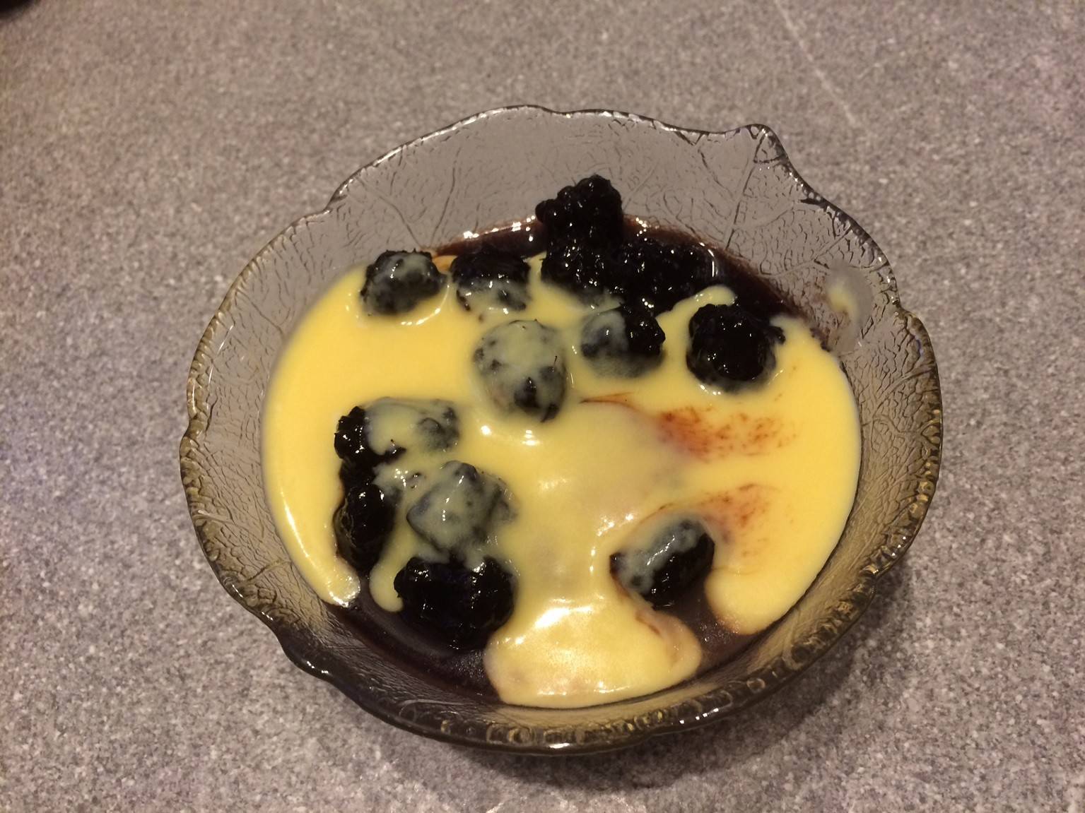 Brombeeren auf Vanillecreme