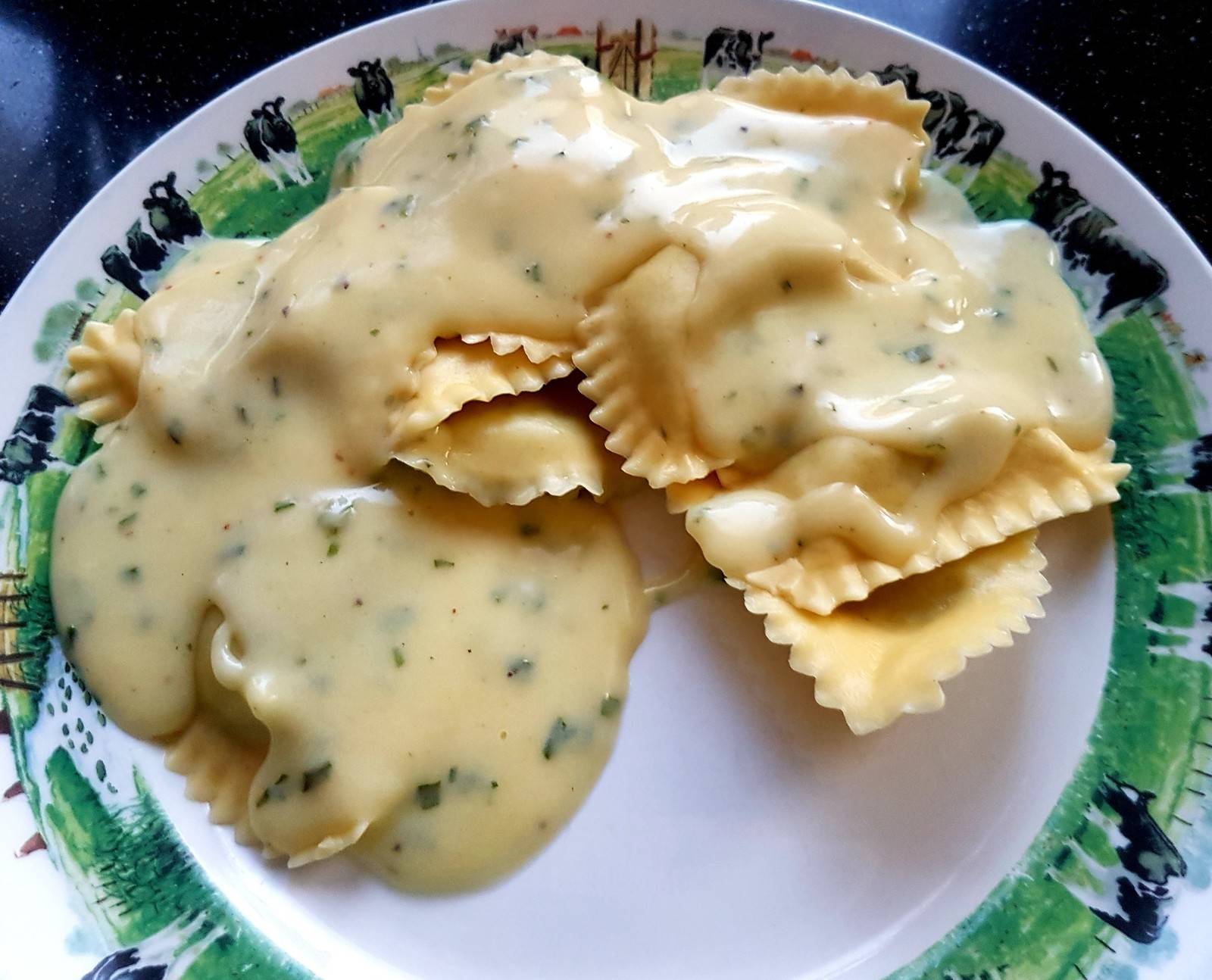 Ravioli mit Forellenfüllung und Dillsauce