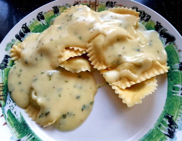 Ravioli mit Forellenfüllung und Dillsauce