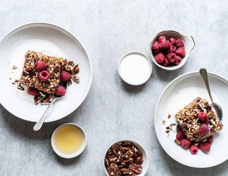 Haferflocken-Crumble mit Himbeeren, Pekannüssen und Ahornsirup Haferflocken-Crumble mit Himbeeren, Pekannüssen und Ahornsirup