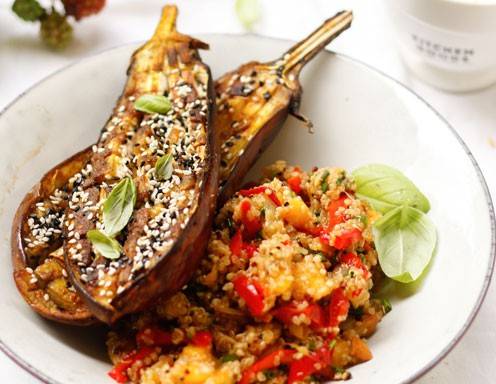 Gebackene Gewürz-Auberginen mit Sesam und Quinoa-Mango-Salat