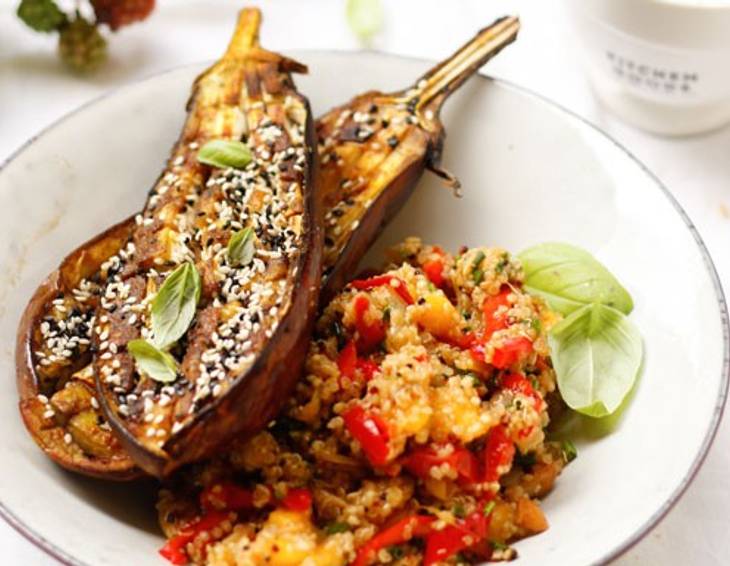 Gebackene Gewürz-Auberginen mit Sesam und Quinoa-Mango-Salat