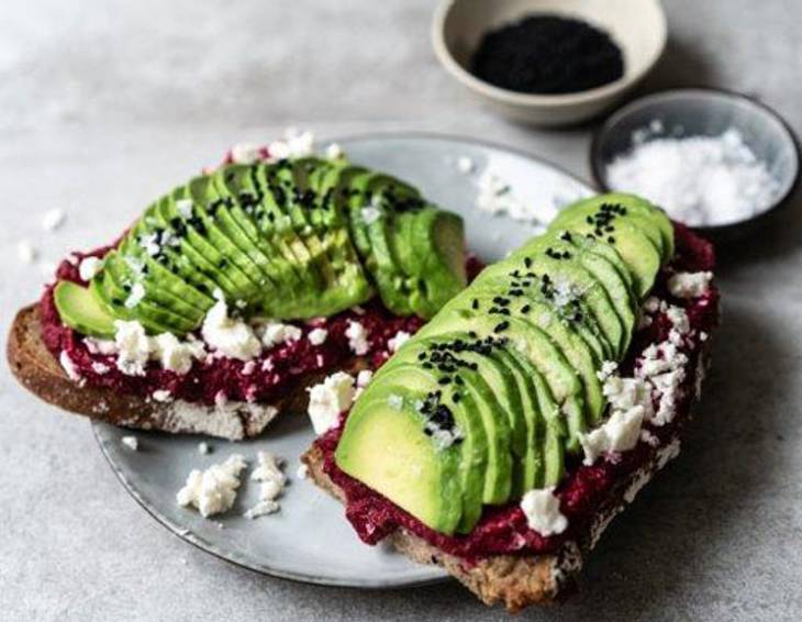 Rote Rüben-Hummus auf Schwarzbrot mit Avocado und Feta