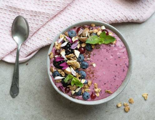 Smoothie Bowl mit Beeren