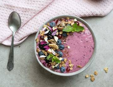 Smoothie Bowl mit Beeren Smoothie Bowl mit Beeren
