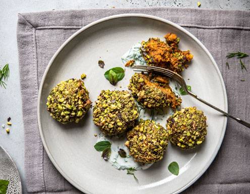Linsenbällchen mit Pistazienkruste und Joghurt-Dip Rezept