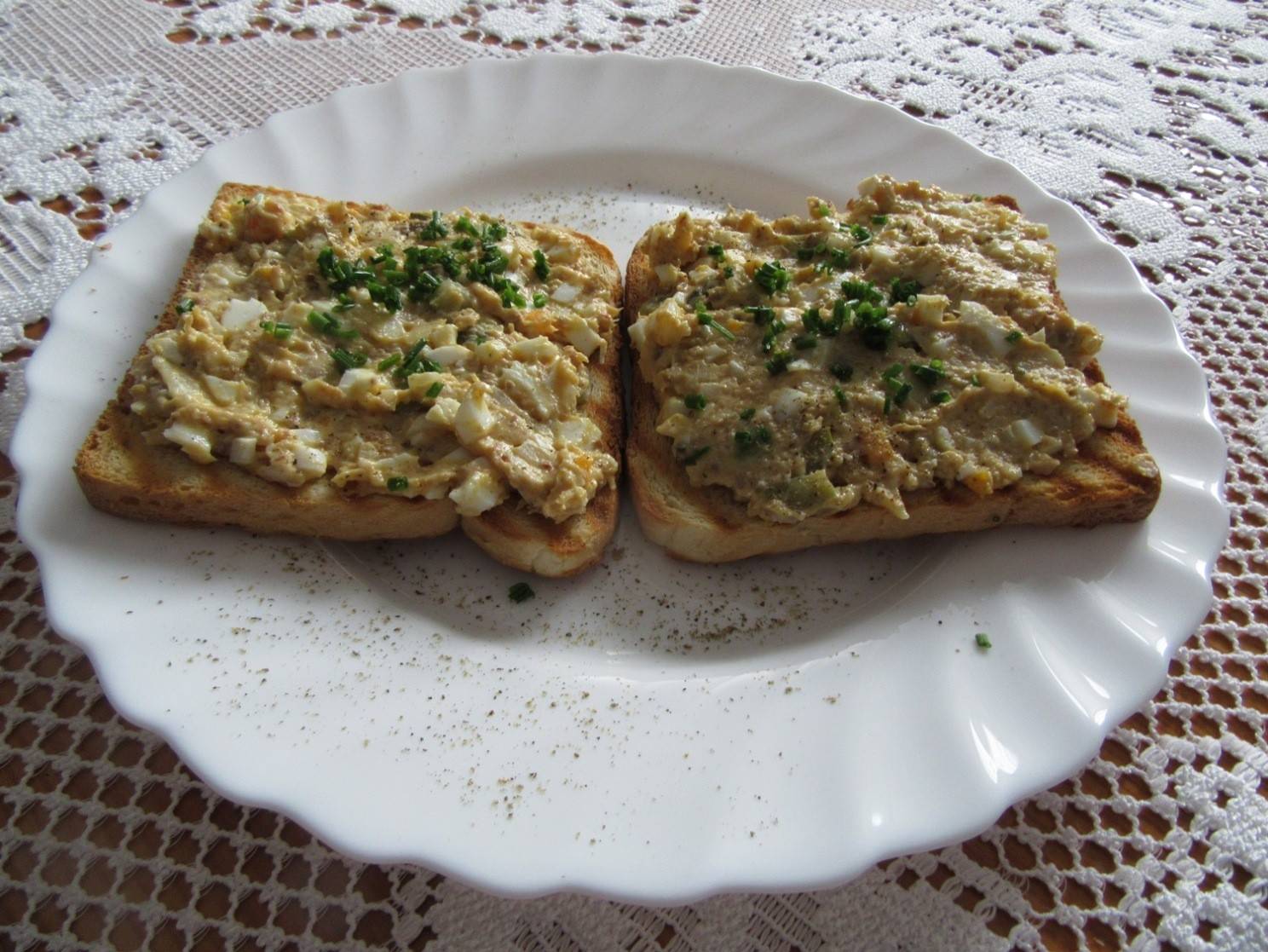 Sardinenaufstrich auf Toastbrot