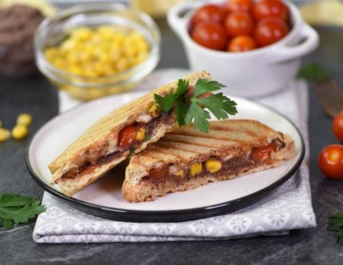 Toast mit Bohnenmus Mais und Tomate