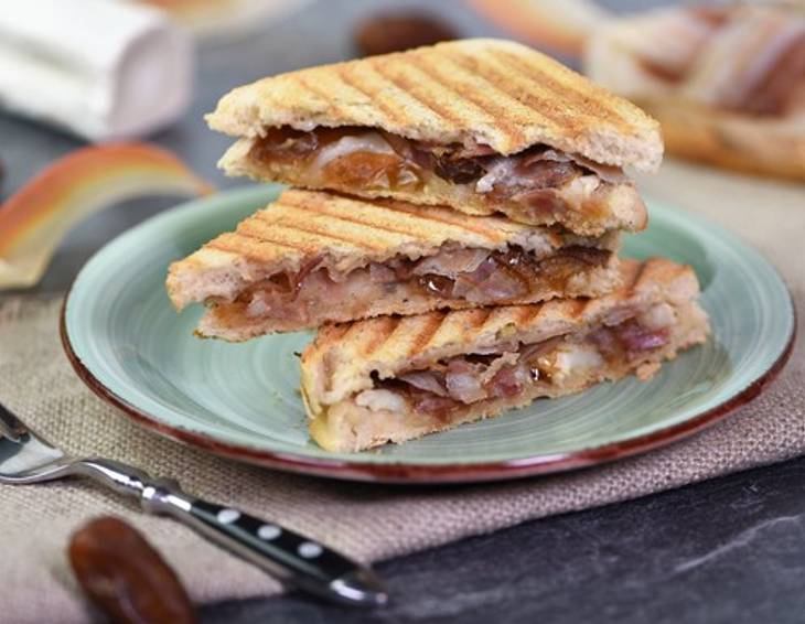 Toast mit Ziegenkäse, Datteln und Speck