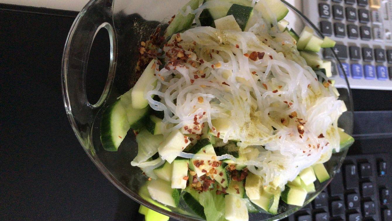 Asiatischer Reisnudelsalat mit Chiliflocken Rezept - ichkoche.ch Asiatischer Reisnudelsalat mit Chiliflocken Rezept - ichkoche.ch