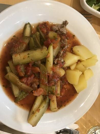 Rindfleisch mit Gurkerl und Tomaten Rezept - ichkoche.de