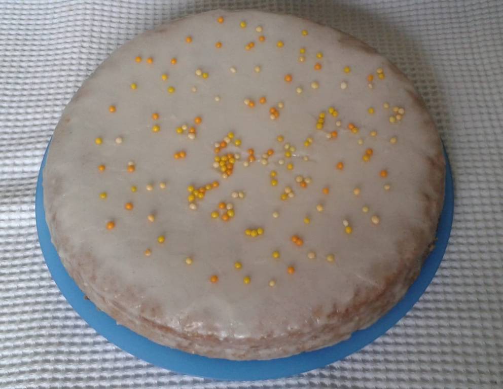 Karotten-Nusskuchen mit Glasur Karotten-Nusskuchen mit Glasur