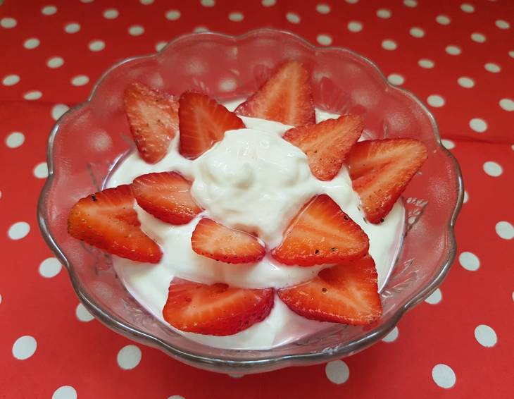 Orangenblütencreme mit Erdbeeren