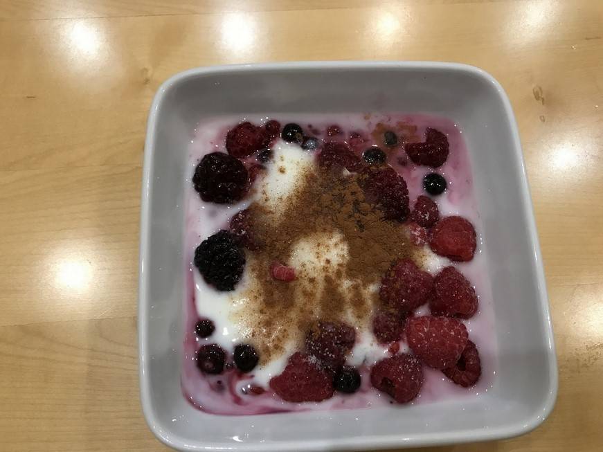 Joghurt-Topfencreme mit Beeren