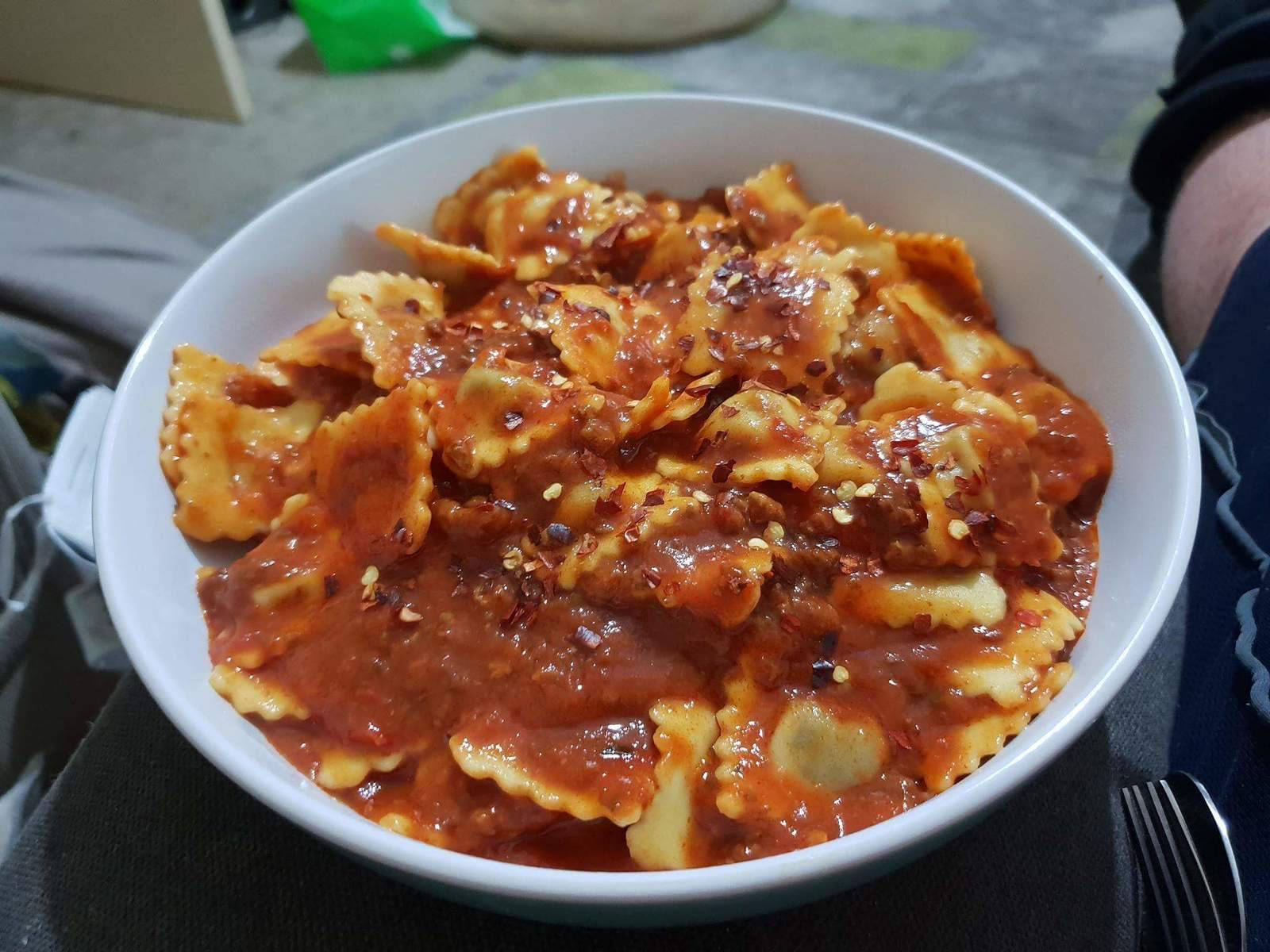 Ravioli mit Parmaschinken-Ricotta-Füllung und Tomatensauce