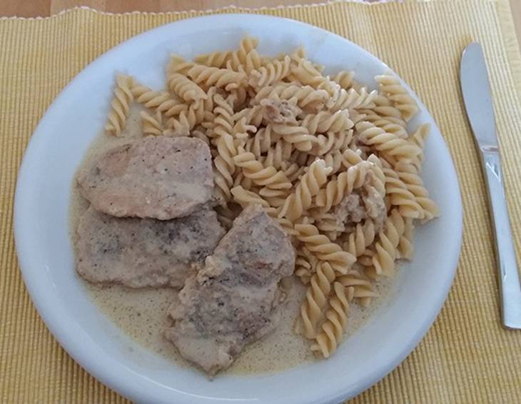 Rahmschnitzel mit Weißweinsauce