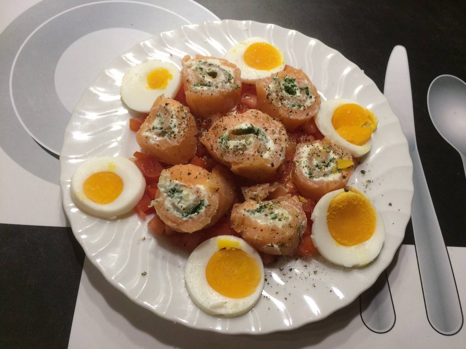 Räucherlachs-Röllchen Rezept - ichkoche.de Räucherlachs-Röllchen Rezept - ichkoche.de