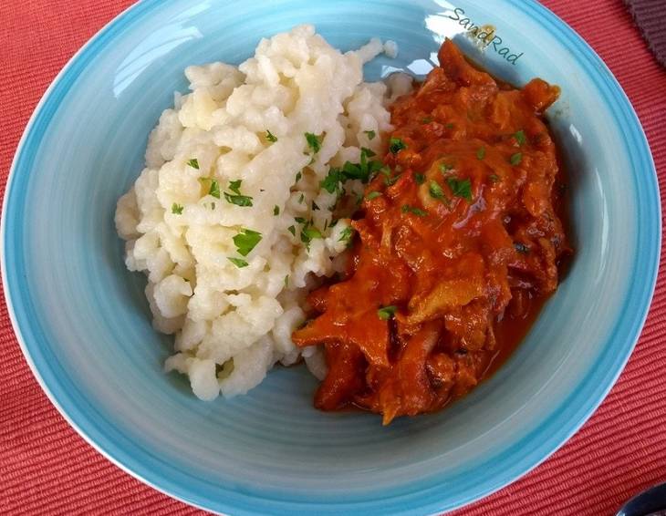 Tomatiges Eierschwammerlgulasch Tomatiges Eierschwammerlgulasch