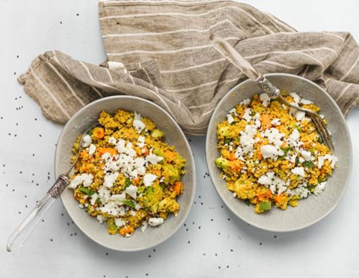 Couscous-Salat mit Feta, Süßkartoffel, Avocado und Mango