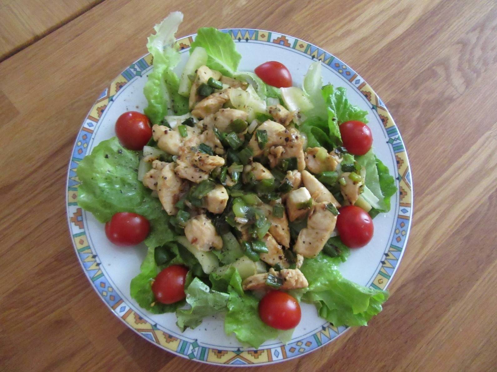 Hühnerstreifen auf Blattsalat Rezept - ichkoche.at
