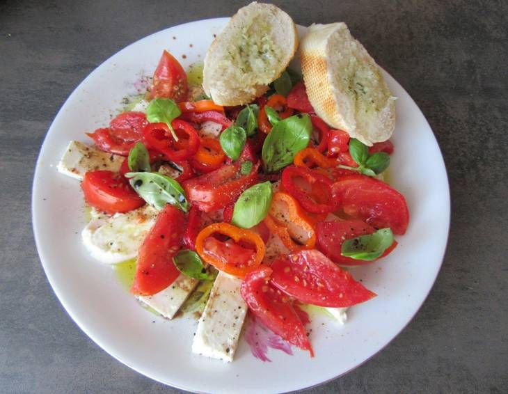 Tomaten mit Mozzarella und Schafkäse Tomaten mit Mozzarella und Schafkäse