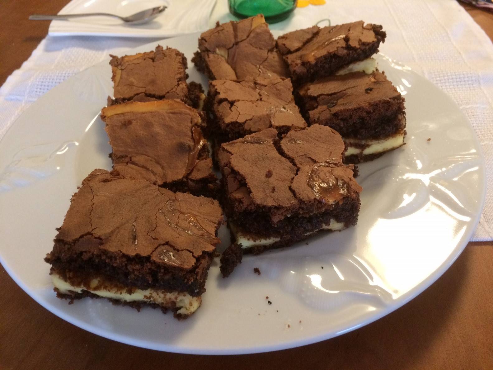 Dunkle Brownies mit heller Fülle