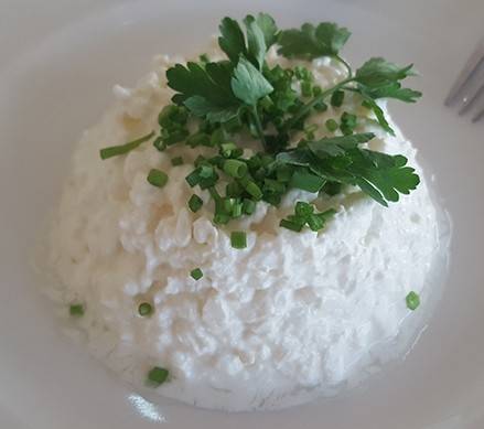 Hüttenkäse mit Kräutern