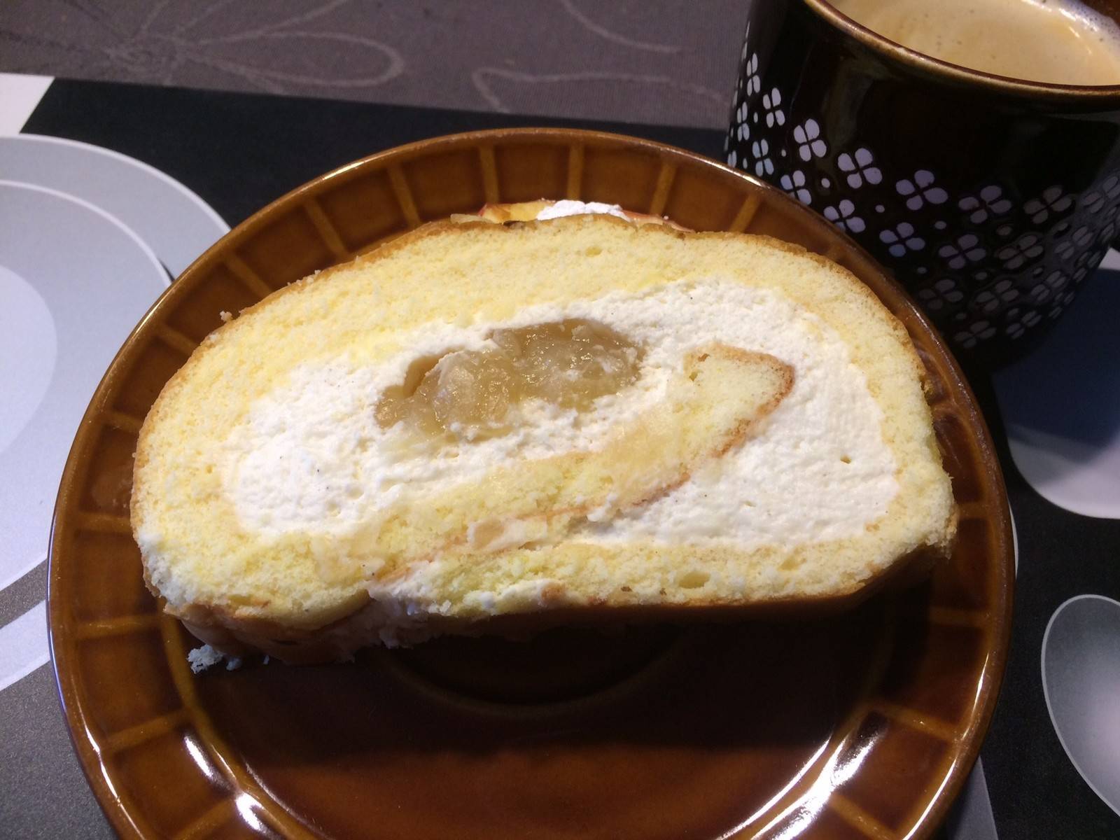 Joghurt-Roulade mit Apfelkern
