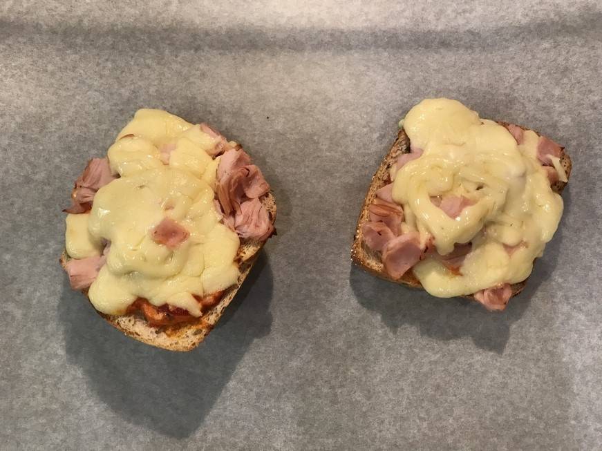Schnelle Schinken-Käse Pizzaweckerl Rezept - ichkoche.de