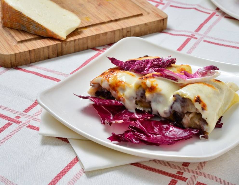 Überbackene Cannelloni mit Radicchio-Ricotta-Füllung Überbackene Cannelloni mit Radicchio-Ricotta-Füllung