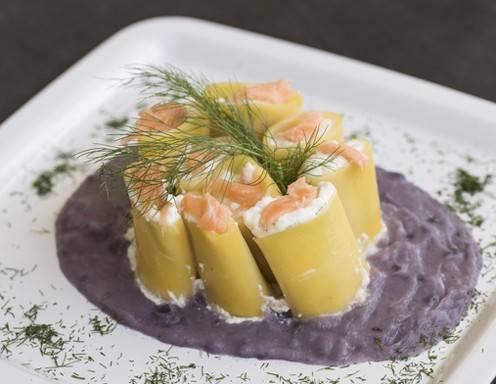 Räucherlachs-Cannelloni auf Rotkrautsauce Rezept