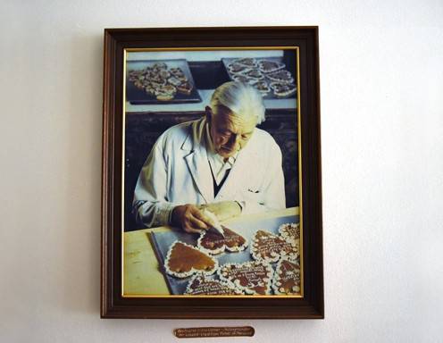 Dieses Foto bekam ein Ehrenplätzchen in der "erLebzelterei": Es zeigt "Opa Pirker" beim Beschriften von Lebkuchenherzen. Unglaubliche 50 000 Herzen hat er während seiner "Amtszeit" pro Jahr beschriftet!