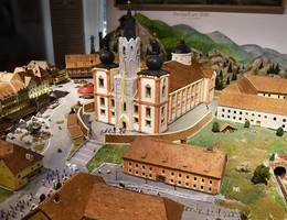 Das kleine "Lebkuchen-Mariazell": Eine detailgetreue Nachbildung des Mariazeller Ortskerns - ausschließlich aus Lebkuchen gefertigt! Das erste Modell wurde vor ca. 10 Jahren von Katharina Pirkers Vater gebaut, vor 2 Jahren musste es erstmals erneuert werden. Das kleine "Lebkuchen-Mariazell": Eine detailgetreue Nachbildung des Mariazeller Ortskerns - ausschließlich aus Lebkuchen gefertigt! Das erste Modell wurde vor ca. 10 Jahren von Katharina Pirkers Vater gebaut, vor 2 Jahren musste es erstmals erneuert werden.