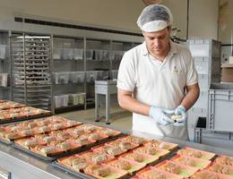 Sogar das Aufteilen & Abpacken von Pirker Lebkuchen geschieht noch von Hand! Sogar das Aufteilen & Abpacken von Pirker Lebkuchen geschieht noch von Hand!