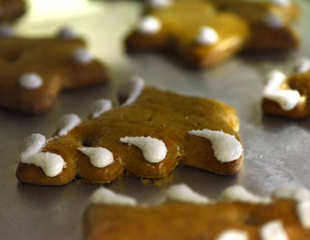 Pirker fertigt auch zarten Christbaumschmuck aus Lebkuchen, wie zum Beispiel kleine, verschneite Weihnachtsbäume oder... Pirker fertigt auch zarten Christbaumschmuck aus Lebkuchen, wie zum Beispiel kleine, verschneite Weihnachtsbäume oder...