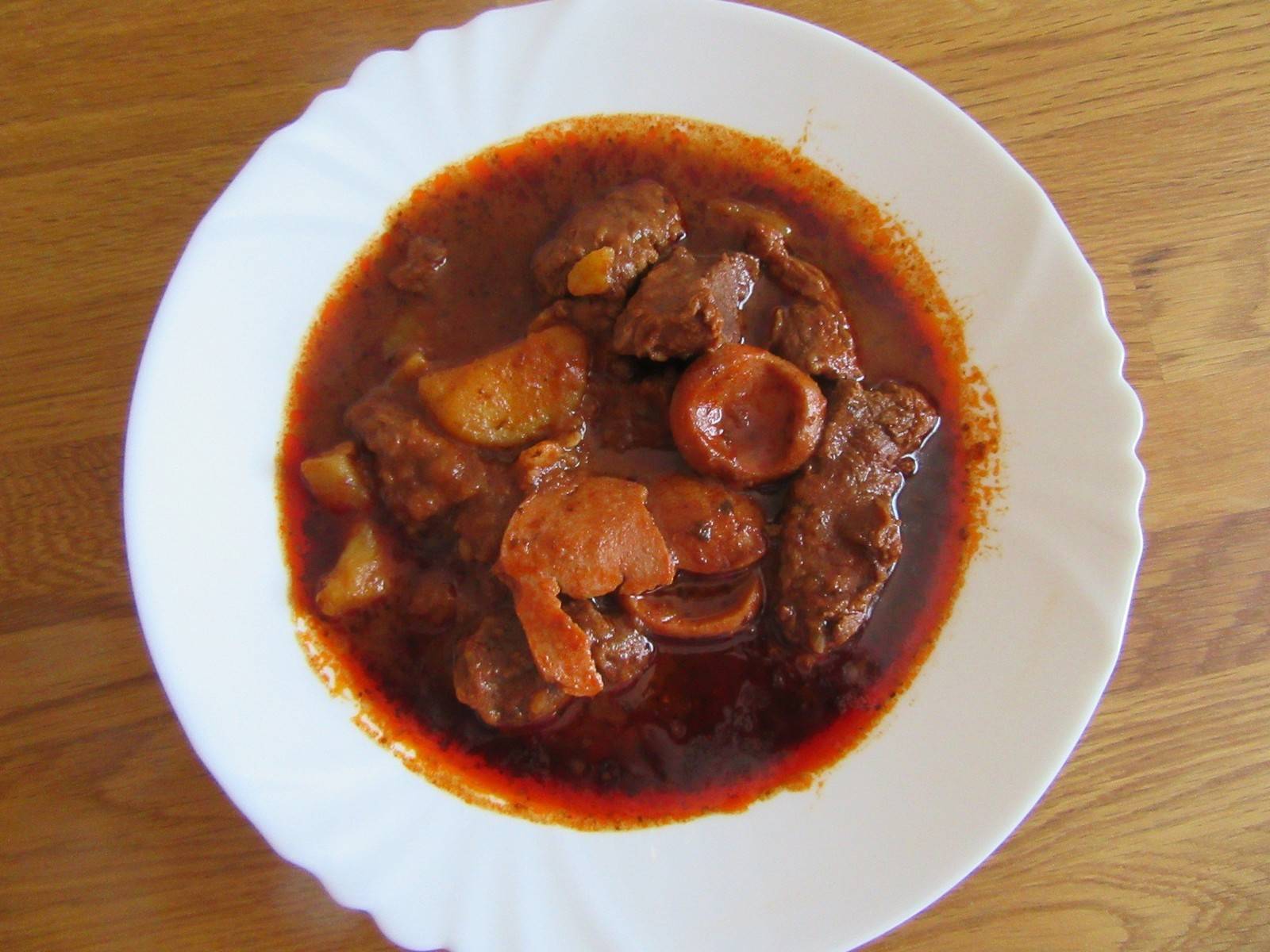 Rindsgulasch mit Knacker und Erdäpfel